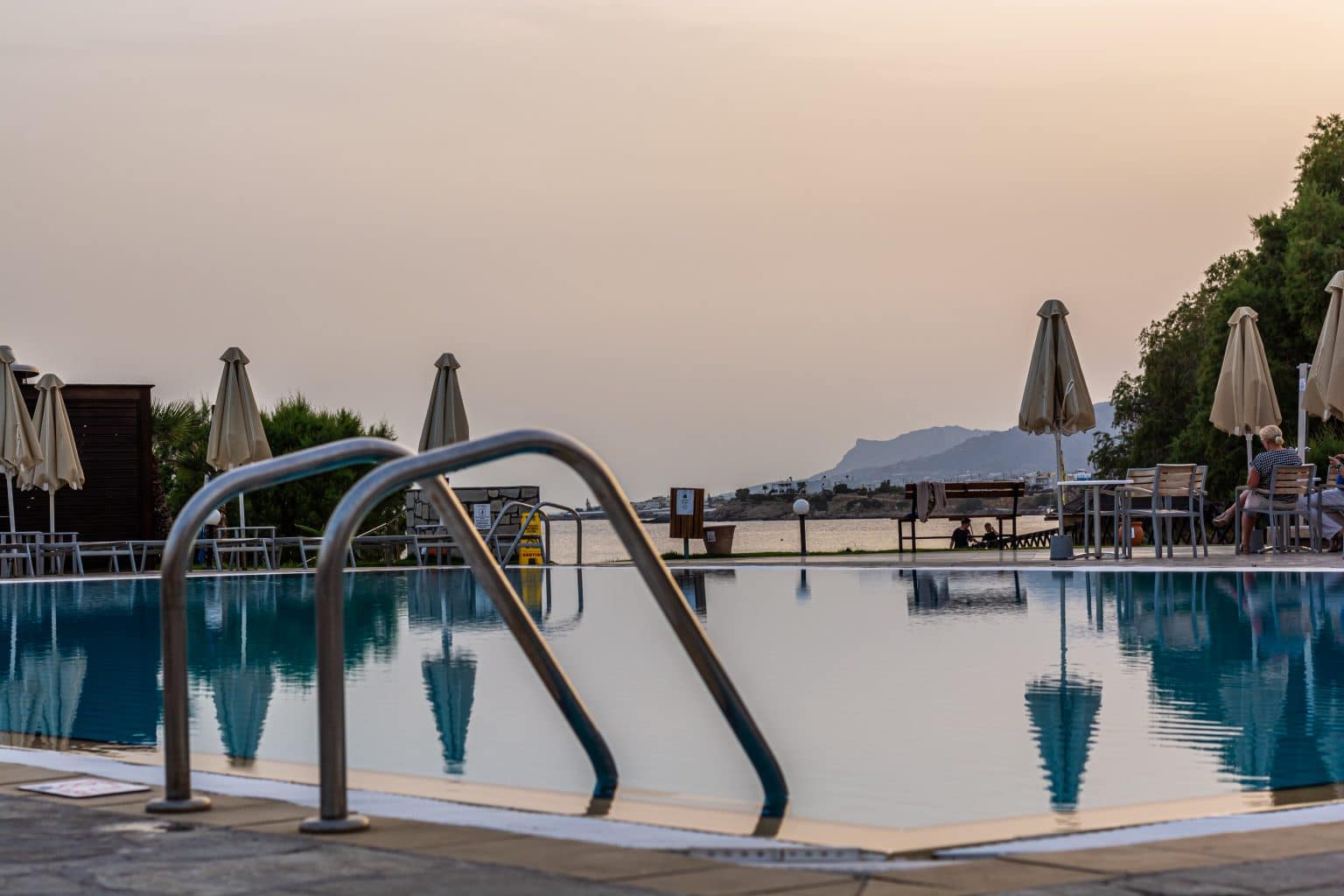 Poollandschaft im Sentido Mikri Poli Atlantica hinaus auf das Mittelmeer