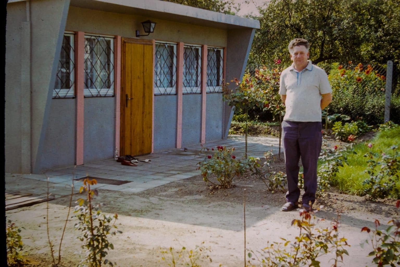 Mein Opa Gerhard vor unserem Bungalow